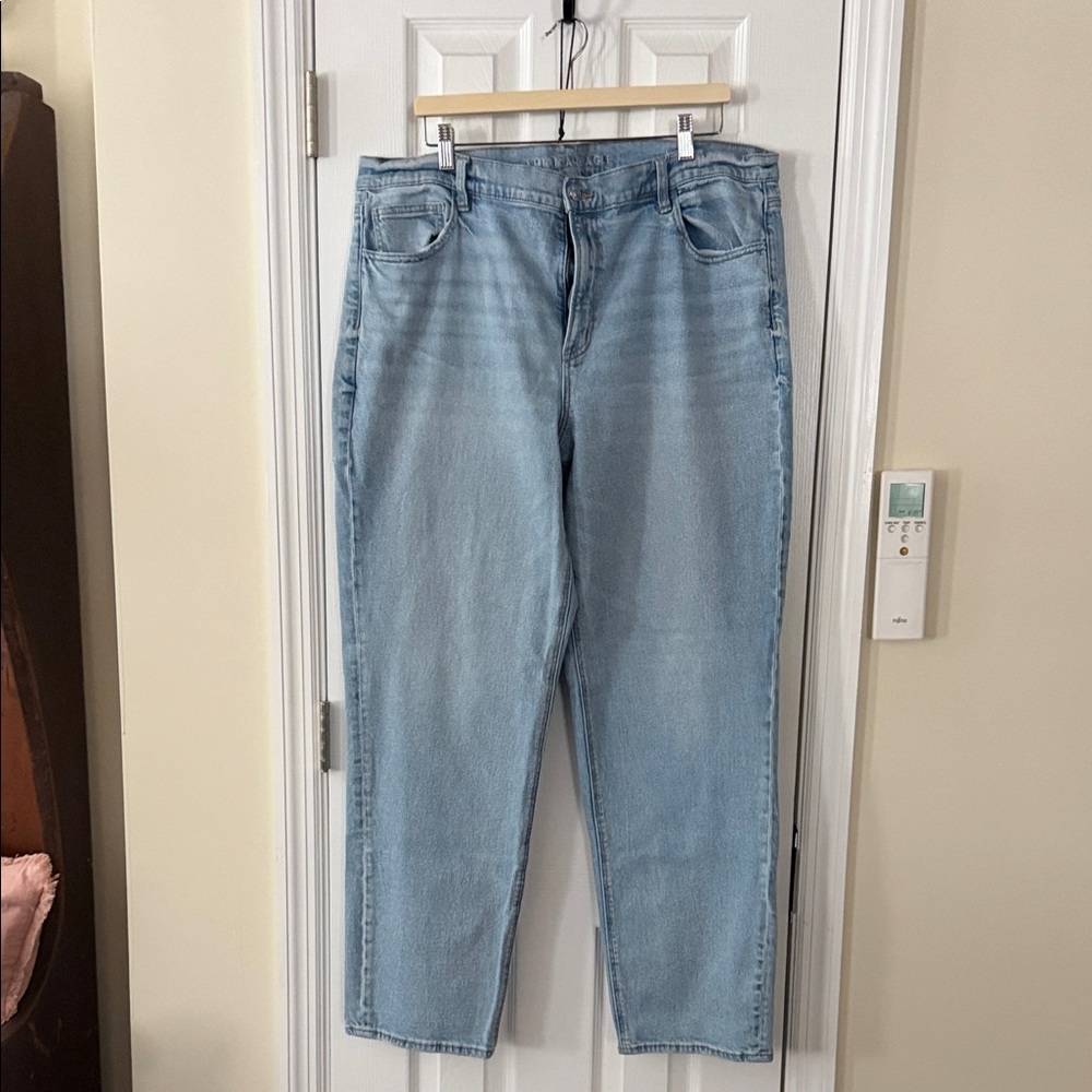American Eagle Outfitters Light Wash Boyfriend Jeans